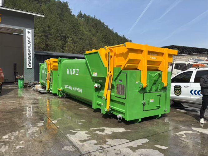 大型垃圾车箱体交货现场